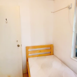 中西区皇后大道西惠苑学生公寓标准单人间，港大认可宿舍，西营盘地铁站步行1分，港大步行13分，电梯洋楼带保安