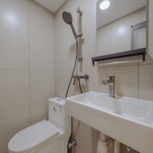 港岛德辅道西学生公寓标准单人间，港大认可校外宿舍，西营盘地铁站步行1分，港大步行13分，六室双卫套间可租期10个月