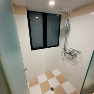 弥敦道314号C房四人间，理工步行12分即达，都会乘巴士15分钟到校，楼下巴士众多，7k+尽享弥敦道中心繁华