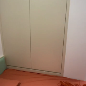 尖沙咀中间道远东大厦J室E房单间带客厅-尖沙咀尖东双地铁包围，步行只需3分钟！理工通勤步行+港铁1站11分钟到校，纯步行1.3公里
