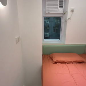 尖沙咀中间道远东大厦J室E房单间带客厅-尖沙咀尖东双地铁包围，步行只需3分钟！理工通勤步行+港铁1站11分钟到校，纯步行1.3公里