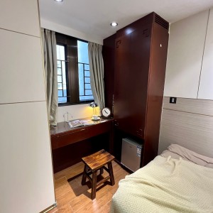 佐敦上海街RED酒店式学生公寓A房，步行7分内油麻地佐敦双站可达，理工巴士2站，都会巴士15分，配置豪华租期10个月！