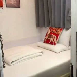 尖沙咀弥敦道重庆大厦1503号studio单间，下楼直达尖沙咀站，理工步行11分，配独立卫生间，可短租