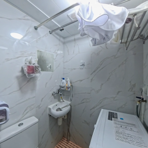 港岛中环机利文街studio，整层独卫单间带管家式服务，步行1分进中环站，港大通勤3站，演艺学院通勤1站，提供全套床品日用品拎包入住
