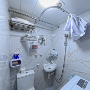 港岛中环机利文街studio，整层独卫单间带管家式服务，步行1分进中环站，港大通勤3站，演艺学院通勤1站，提供全套床品日用品拎包入住
