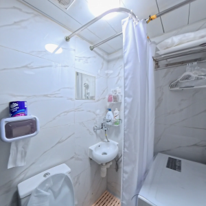 港岛中环机利文街studio，整层独卫单间带管家式服务，步行1分进中环站，港大通勤3站，演艺学院通勤1站，提供全套床品日用品拎包入住
