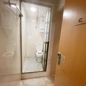铜锣湾轩尼诗道海外大厦4楼C室，独立单位一房一厅，步行1分进铜锣湾站，楼下就有巴士大站，演艺学院2站可达，港大6站直通