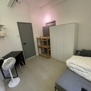 尖沙咀加拿芬道9楼女生专属7人间-理工步行十分钟，乘巴士只要六分钟，浸会城大20分钟内可达。尖沙咀站200米，尖东站400米