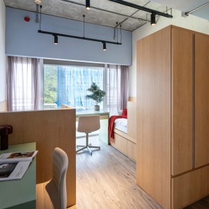 港岛南区黄竹坑高端学生公寓豪华双人房，步行1分钟到黄竹坑地铁站，港大、理大、演艺、都大20分钟可达，通勤金钟中环铜锣湾仅10分钟，多路巴士直达尖沙咀、北角