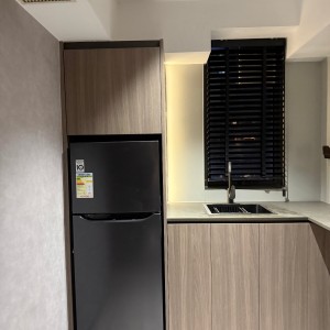 西营盘德辅道西酒店式学生公寓三人间，港大步行15分或港铁1站，西营盘站步行5分，窗外就是网红海景，内设自习室会议室健身设施