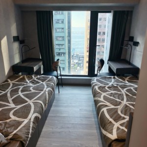 西营盘德辅道西酒店式学生公寓双人间，港大步行15分或港铁1站，西营盘站步行5分，窗外就是网红海景，内设自习室会议室健身设施