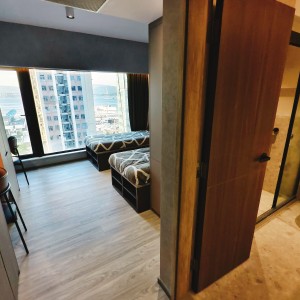 西营盘德辅道西酒店式学生公寓双人间，港大步行15分或港铁1站，西营盘站步行5分，窗外就是网红海景，内设自习室会议室健身设施