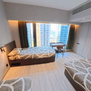 西营盘德辅道西酒店式学生公寓三人间，港大步行15分或港铁1站，西营盘站步行5分，窗外就是网红海景，内设自习室会议室健身设施