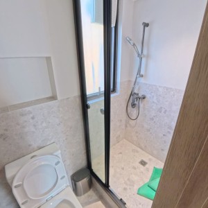 西营盘德辅道西酒店式学生公寓三人间，港大步行15分或港铁1站，西营盘站步行5分，窗外就是网红海景，内设自习室会议室健身设施