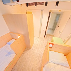 港岛南区黄竹坑高端学生公寓豪华双人房，步行1分钟到黄竹坑地铁站，港大、理大、演艺、都大20分钟可达，通勤金钟中环铜锣湾仅10分钟，多路巴士直达尖沙咀、北角