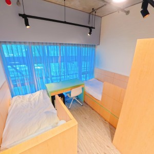 港岛南区黄竹坑高端学生公寓豪华双人房，步行1分钟到黄竹坑地铁站，港大、理大、演艺、都大20分钟可达，通勤金钟中环铜锣湾仅10分钟，多路巴士直达尖沙咀、北角