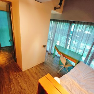 港岛南区黄竹坑高端独卫studio豪华单人房，步行1分钟到黄竹坑地铁站，港大、理大、演艺、都大20分钟可达，通勤金钟中环铜锣湾仅10分钟，多路巴士直达尖沙咀、北角