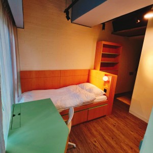 港岛南区黄竹坑高端独卫studio豪华单人房，步行1分钟到黄竹坑地铁站，港大、理大、演艺、都大20分钟可达，通勤金钟中环铜锣湾仅10分钟，多路巴士直达尖沙咀、北角