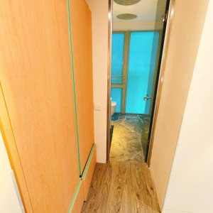 港岛南区黄竹坑高端独卫studio豪华单人房，步行1分钟到黄竹坑地铁站，港大、理大、演艺、都大20分钟可达，通勤金钟中环铜锣湾仅10分钟，多路巴士直达尖沙咀、北角