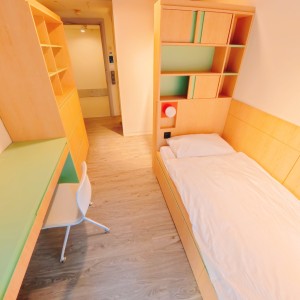 港岛南区黄竹坑高端独卫studio经典单人房，步行1分钟到黄竹坑地铁站，港大、理大、演艺、都大20分钟可达，通勤金钟中环铜锣湾仅10分钟，多路巴士直达尖沙咀、北角