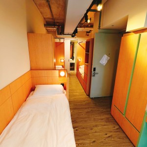 港岛南区黄竹坑高端学生公寓经典三人房，步行1分钟到黄竹坑地铁站，港大、理大、演艺、都大20分钟可达，通勤金钟中环铜锣湾仅10分钟，多路巴士直达尖沙咀、北角
