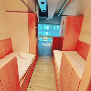 港岛南区黄竹坑高端学生公寓转角豪华双人房，步行1分钟到黄竹坑地铁站，港大、理大、演艺、都大20分钟可达，通勤金钟中环铜锣湾仅10分钟，多路巴士直达尖沙咀、北角