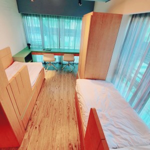 港岛南区黄竹坑高端学生公寓转角豪华双人房，步行1分钟到黄竹坑地铁站，港大、理大、演艺、都大20分钟可达，通勤金钟中环铜锣湾仅10分钟，多路巴士直达尖沙咀、北角