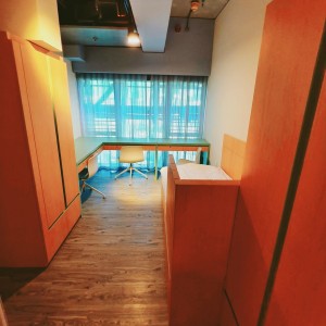 港岛南区黄竹坑高端独卫studio寓尊尚单人房，步行1分钟到黄竹坑地铁站，港大、理大、演艺、都大20分钟可达，通勤金钟中环铜锣湾仅10分钟，多路巴士直达尖沙咀、北角