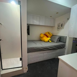 尖沙咀温莎大厦studioG室A房，1分钟即达尖沙咀站，理工只要步行700米！一房一厅推窗见海景