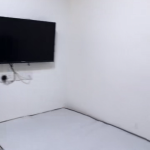 尖沙咀弥敦道美丽都大厦14室B房studio，尖沙咀站上盖，门口就有巴士站，理工1站地铁or步行，都会巴士通勤18分