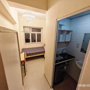 港岛轩尼诗大厦M室2号房studio，铜锣湾站几乎就在楼下，港大通勤15分，楼下就是湾仔核心商圈，工作生活好选择