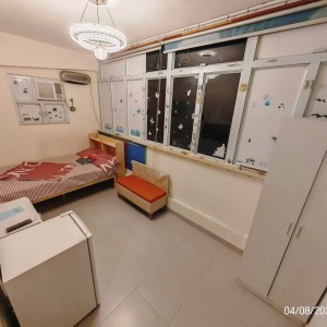 港岛轩尼诗大厦M室4号房studio，铜锣湾站几乎就在楼下，港大通勤15分，房间超大！楼下就是湾仔核心商圈，工作生活好选择