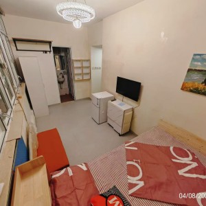 港岛轩尼诗大厦M室4号房studio，铜锣湾站几乎就在楼下，港大通勤15分，房间超大！楼下就是湾仔核心商圈，工作生活好选择