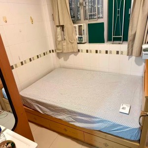 佐敦鸿运大楼studio，8k+尽享佐敦便利，1分即达佐敦站A出口，门前就有巴士站，理工巴士2站即达，都会巴士通勤17分