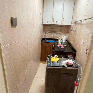 尖沙咀弥敦道金冠大厦8楼C室11号房独卫单间-步行50米即到尖沙咀地铁口，理工乘巴士10分钟即达，城大步行+港铁22分，都会大学巴士24分