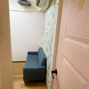 尖沙咀弥敦道金冠大厦8楼C室11号房独卫单间-步行50米即到尖沙咀地铁口，理工乘巴士10分钟即达，城大步行+港铁22分，都会大学巴士24分