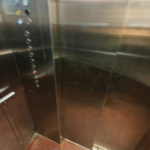 尖沙咀温莎大厦studioG室A房，1分钟即达尖沙咀站，理工只要步行700米！一房一厅推窗见海景