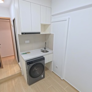 铜锣湾丽园大厦studio G室C房，铜锣湾站步行1分即达，港大通勤20分钟内，时代广场就在楼下