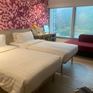 北角英皇道酒店尊贵海景房，可看维港海景，可选两张单人床或双人床，免费游泳池健身房，鲗鱼涌地铁站步行2分