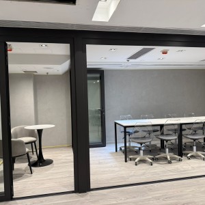 西营盘德辅道西酒店式学生公寓双人间，港大步行15分或港铁1站，西营盘站步行5分，窗外就是网红海景，内设自习室会议室健身设施
