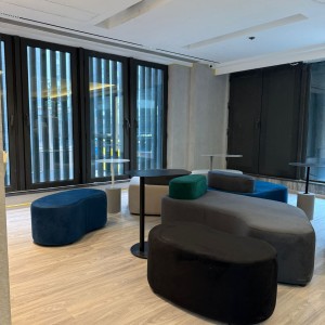 西营盘德辅道西酒店式学生公寓双人间，港大步行15分或港铁1站，西营盘站步行5分，窗外就是网红海景，内设自习室会议室健身设施