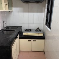 港岛西营盘港大附近男生公寓四人间，空间大，港大步行5到10分钟，2分可达地铁站，家具家电齐全