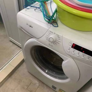 港岛西营盘港大附近男生公寓单间，高层电梯洋楼空间大，港大步行5到10分钟，2分可达地铁站，家具家电齐全