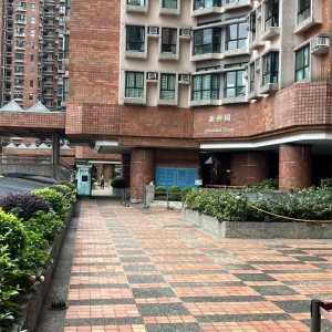 港岛西营盘港大附近男生公寓单间，高层电梯洋楼空间大，港大步行5到10分钟，2分可达地铁站，家具家电齐全