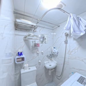 港岛中环机利文街studio5号房，整层独卫单间带管家式服务，步行1分进中环站，港大通勤3站，演艺学院通勤1站，提供全套床品日用品拎包入住