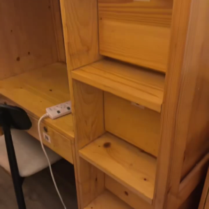 港岛西营盘港大附近公寓单间，仅限男生，高层电梯洋楼空间大，港大步行5到10分钟，2分可达地铁站，家具家电齐全