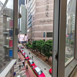 铜锣湾鹅颈波斯富大厦3楼F室studio，近铜锣湾地铁站，港大20分钟通勤独卫大窗单间地段繁华，窗外就是时代广场