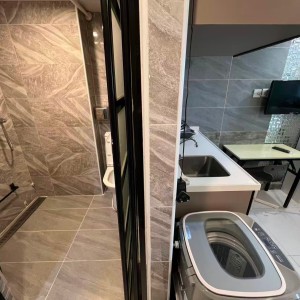 铜锣湾轩尼诗道海外大厦4楼B3室studio,带干湿分离卫浴，步行1分进铜锣湾站，楼下就有巴士大站，演艺学院2站可达，港大6站直通