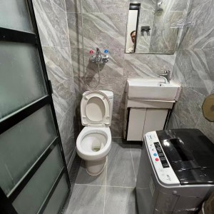铜锣湾轩尼诗道海外大厦4楼B4室studio，带独卫，步行1分进铜锣湾站，楼下就有巴士大站，演艺学院2站可达，港大6站直通