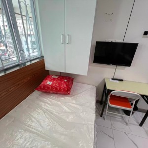 铜锣湾轩尼诗道海外大厦4楼B4室studio，带独卫，步行1分进铜锣湾站，楼下就有巴士大站，演艺学院2站可达，港大6站直通